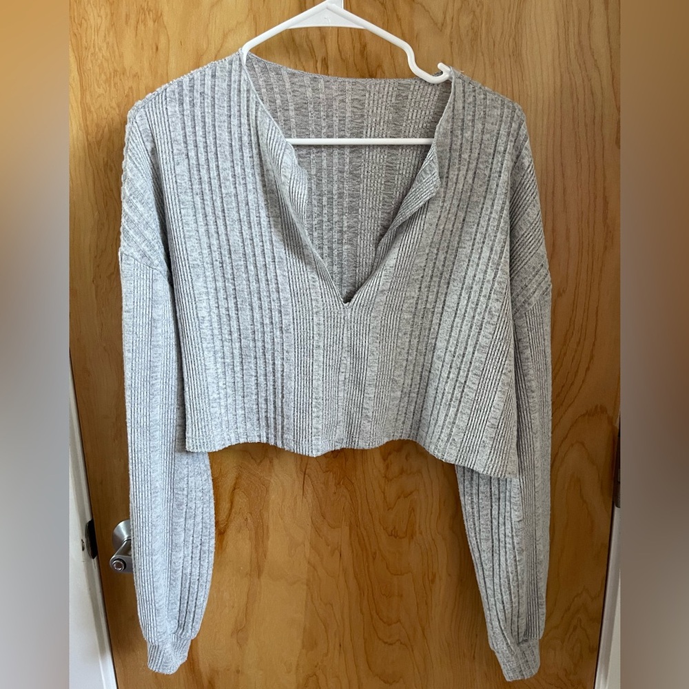 Grey long sleeve crop top